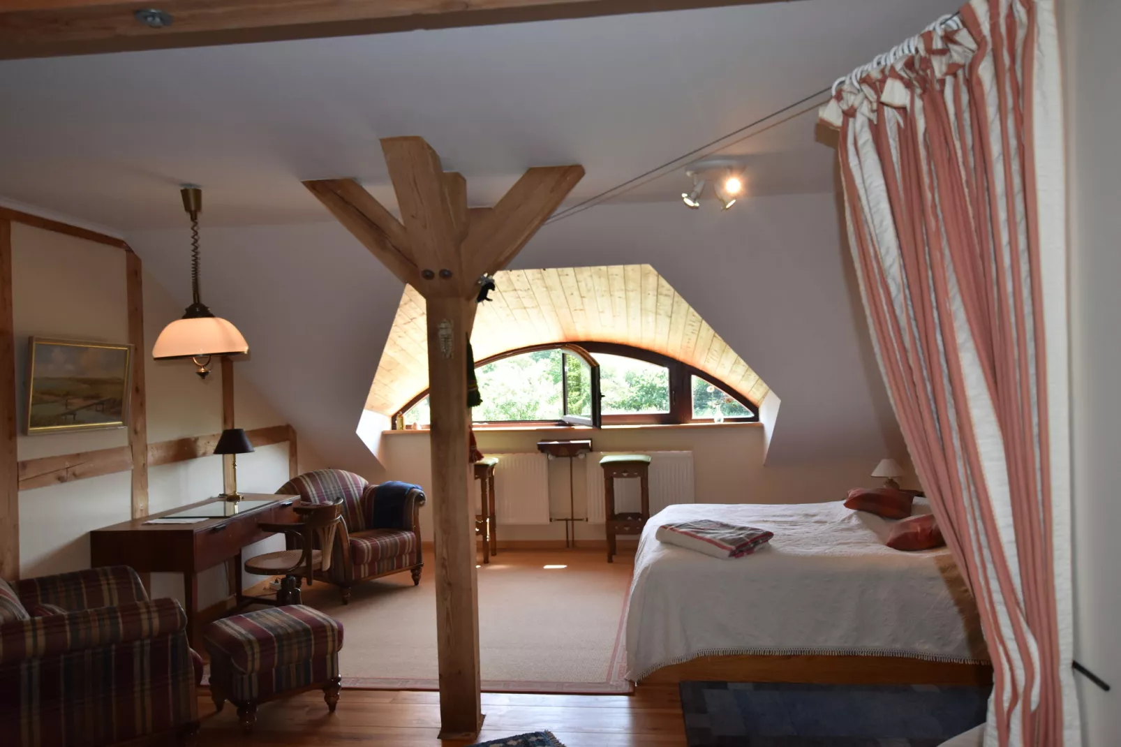Die Besondere Ferienwohnung Bibliothek-Schlafzimmer