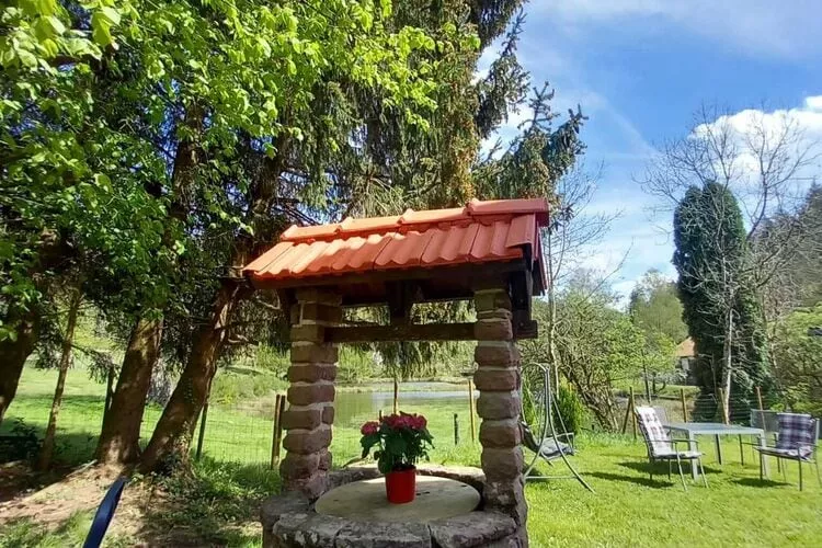 Ferienhaus mit eigener Bar am Bach in Saint Quirin-Gardens summer