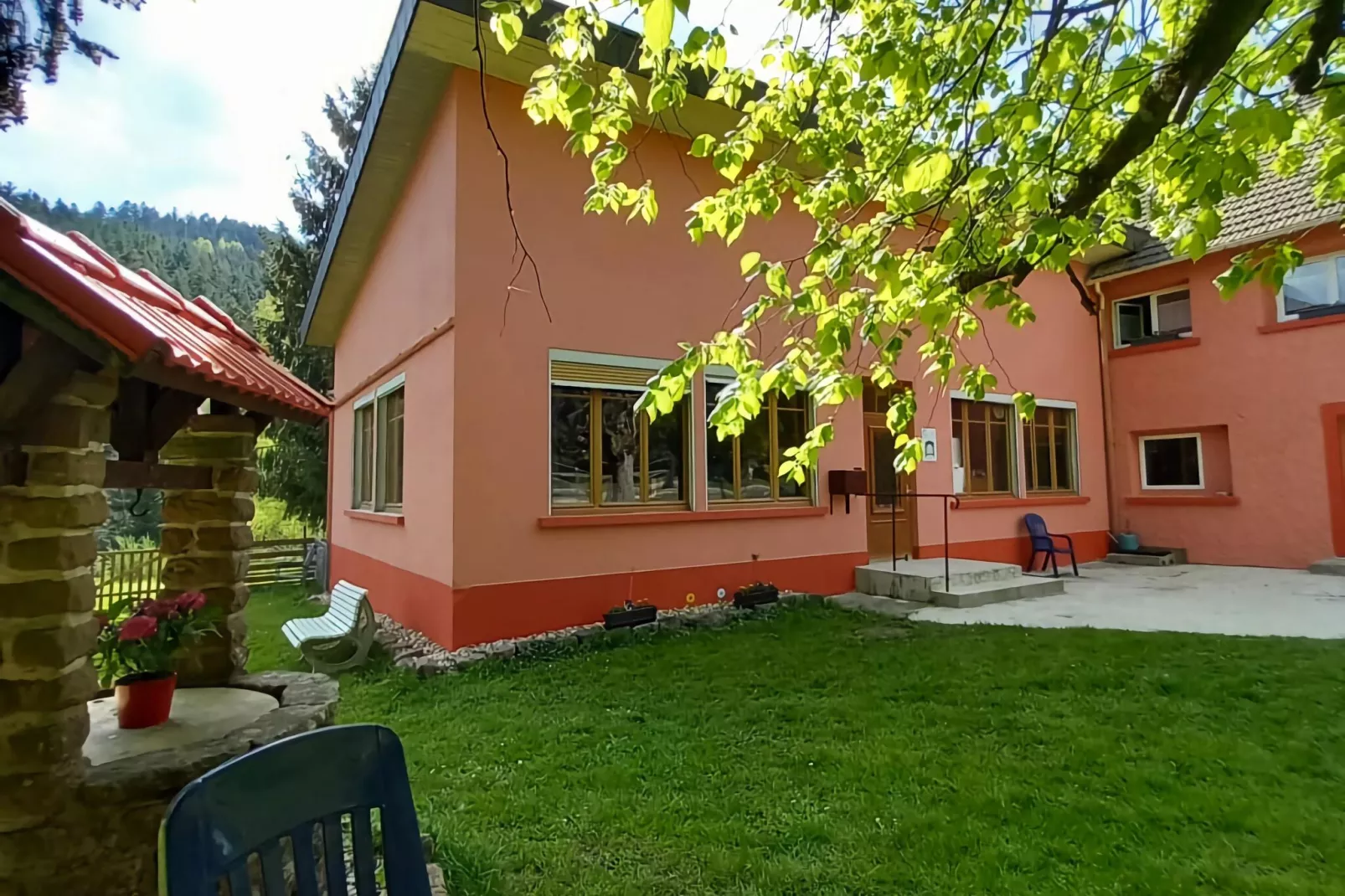 Ferienhaus mit eigener Bar am Bach in Saint Quirin-Gardens summer