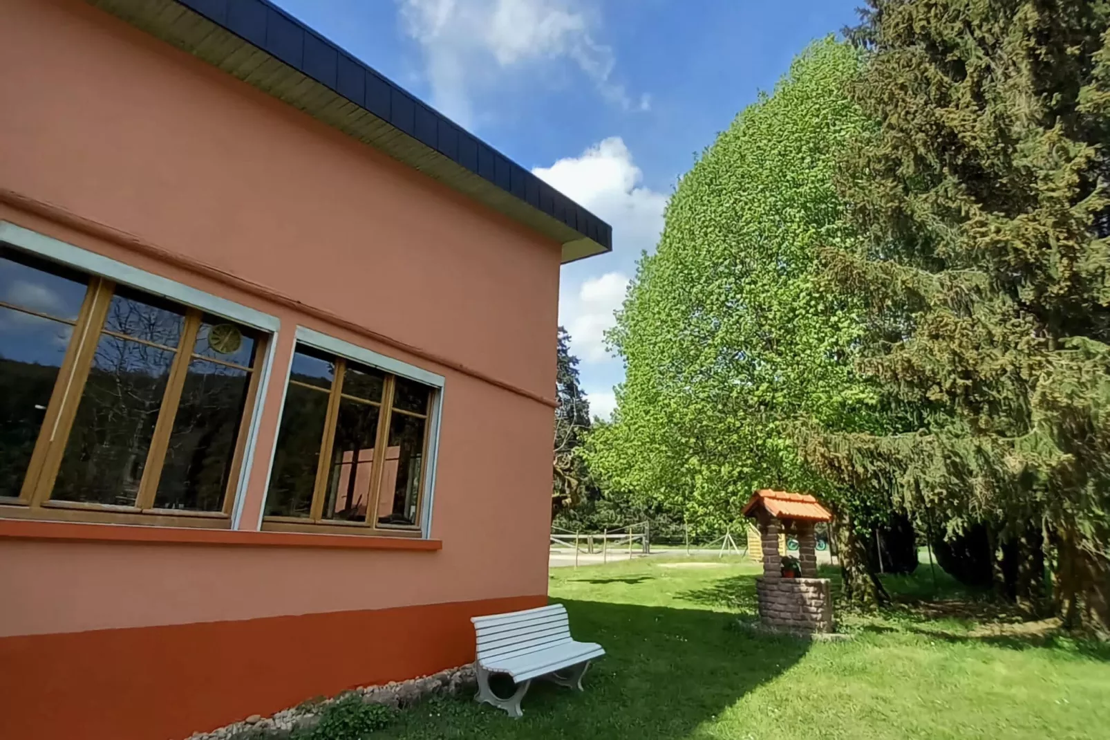 Ferienhaus mit eigener Bar am Bach in Saint Quirin-Gardens summer