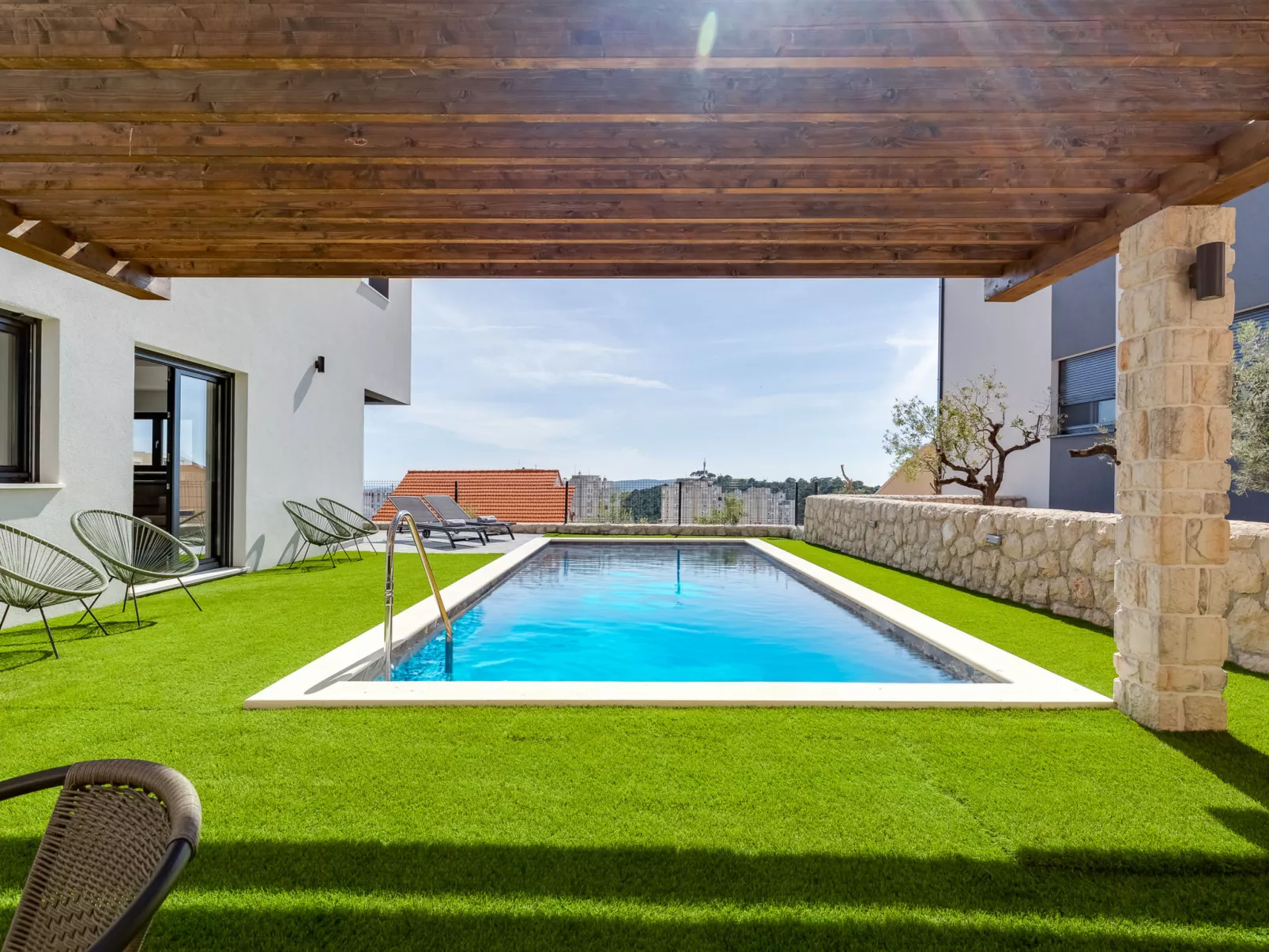 Minimalist-Outside
