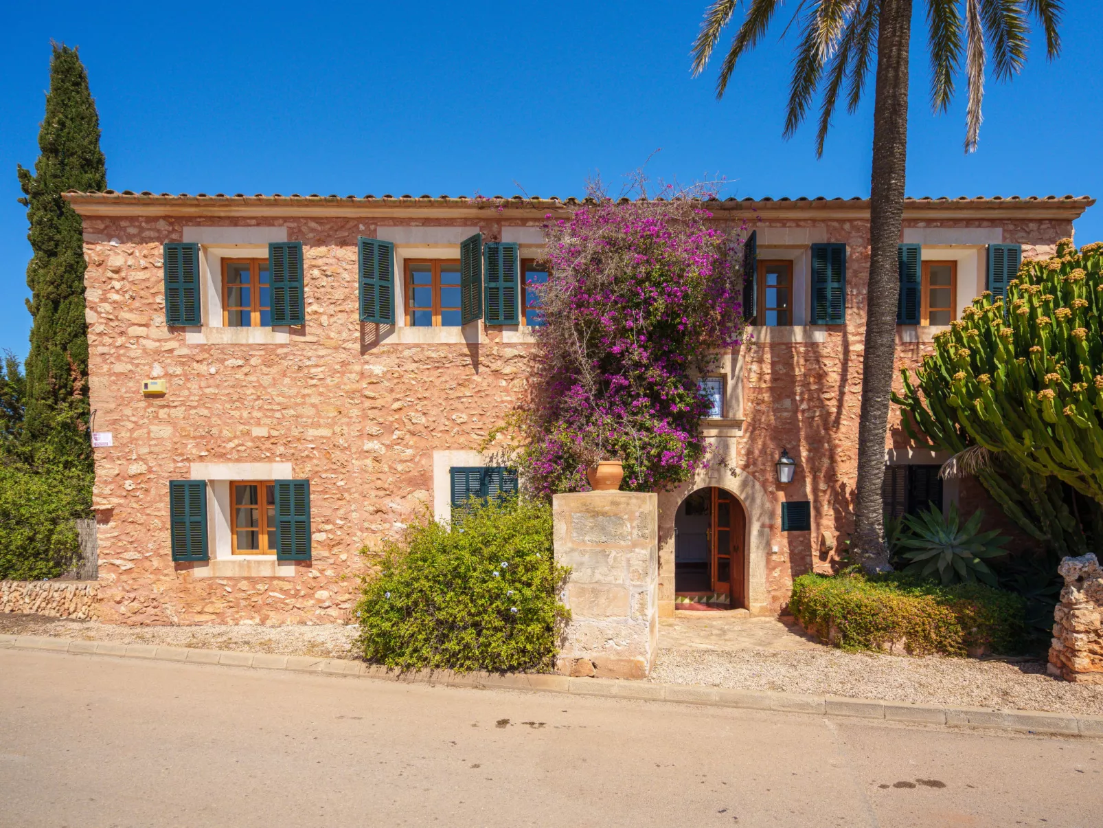 Gran Llombards-Outside