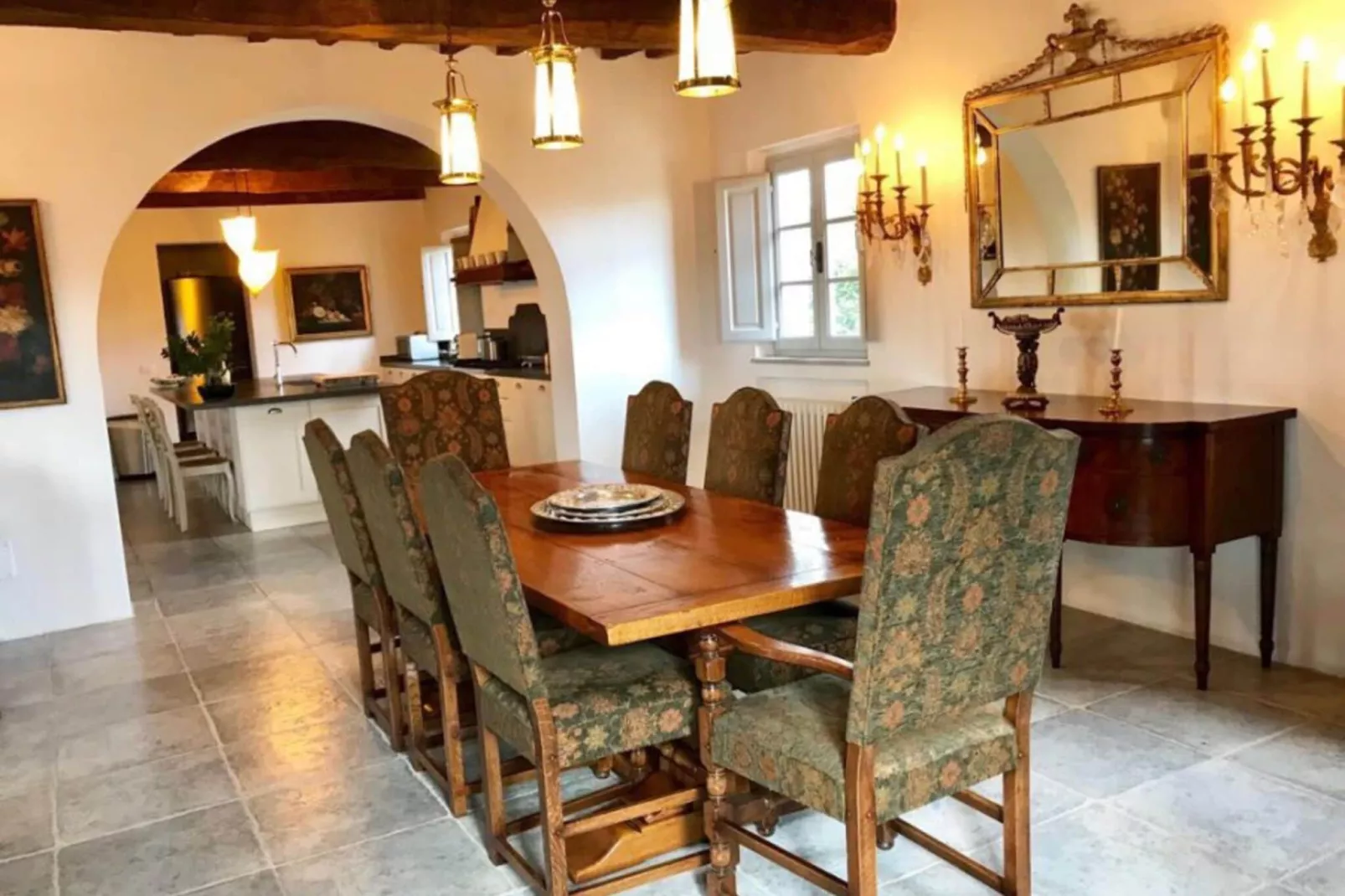 Luna-Dining room