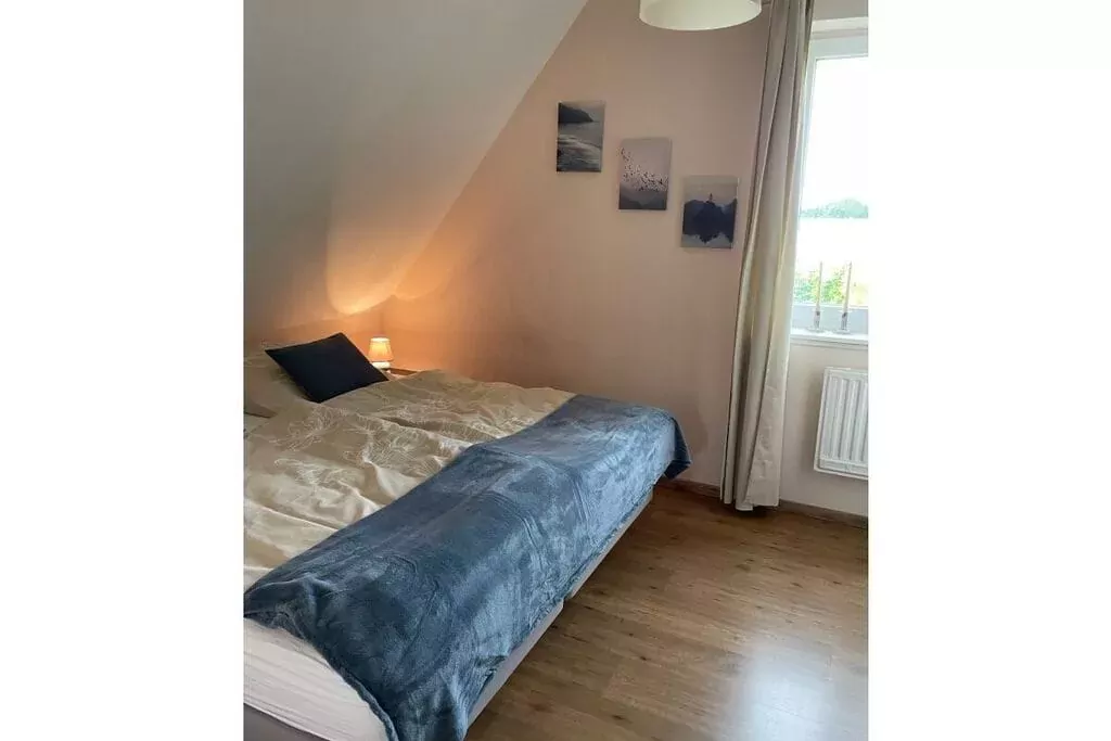 380934-Bedroom