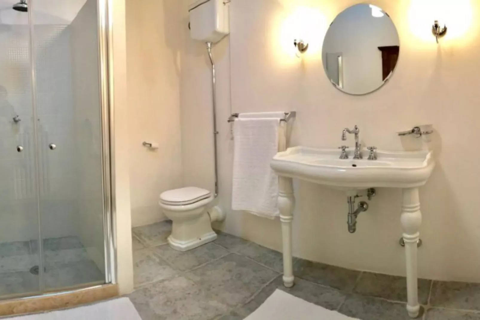 Luna-Bathroom