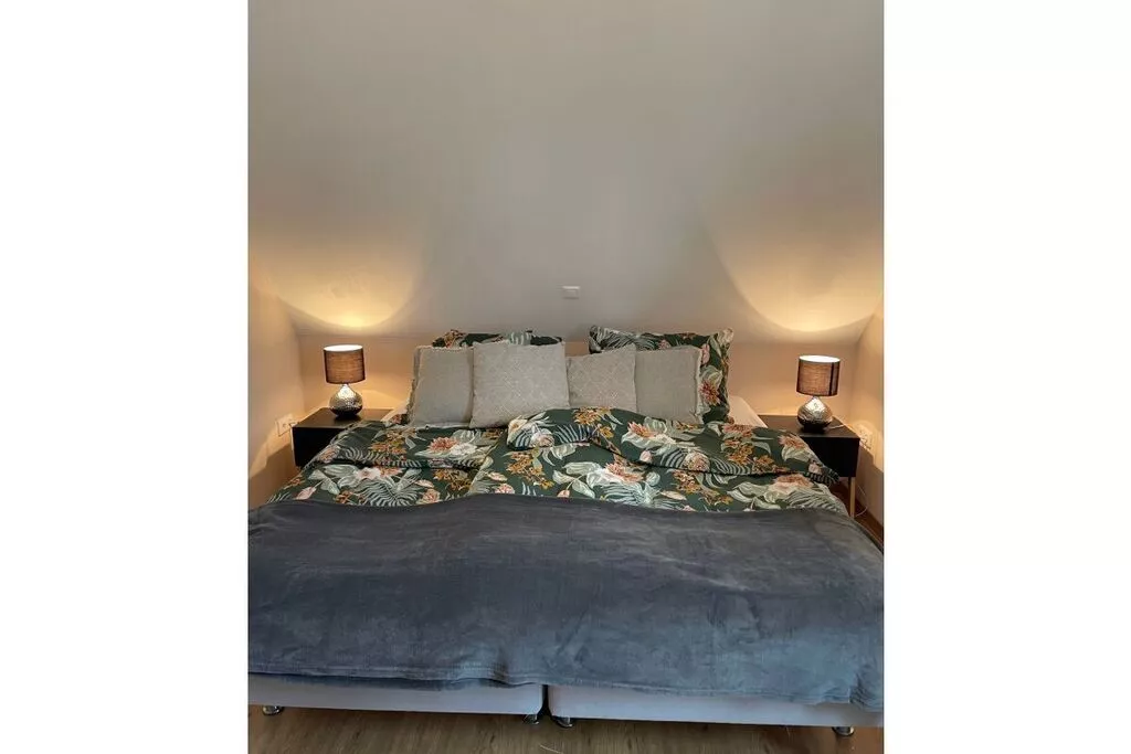 380934-Bedroom