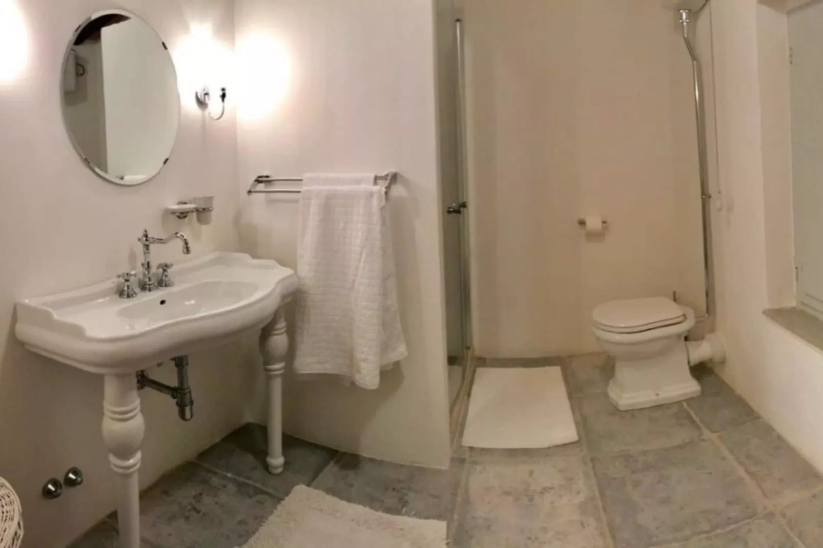 Luna-Bathroom
