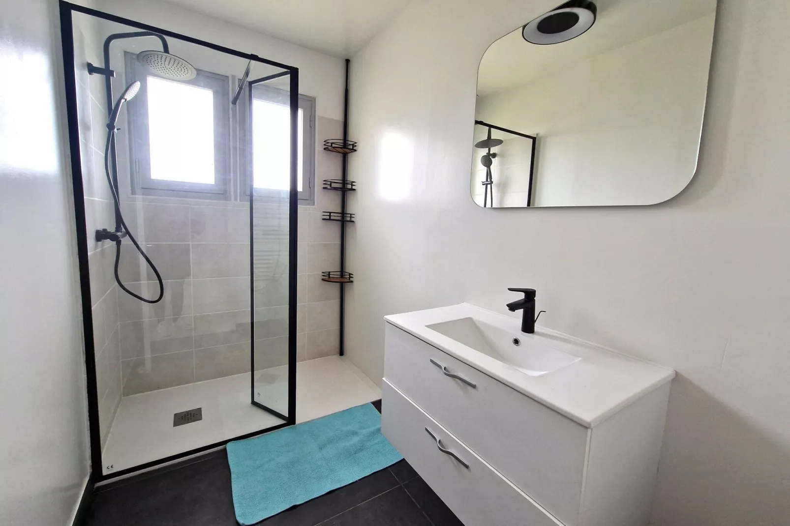 Maison 800 m de la mer-Bathroom