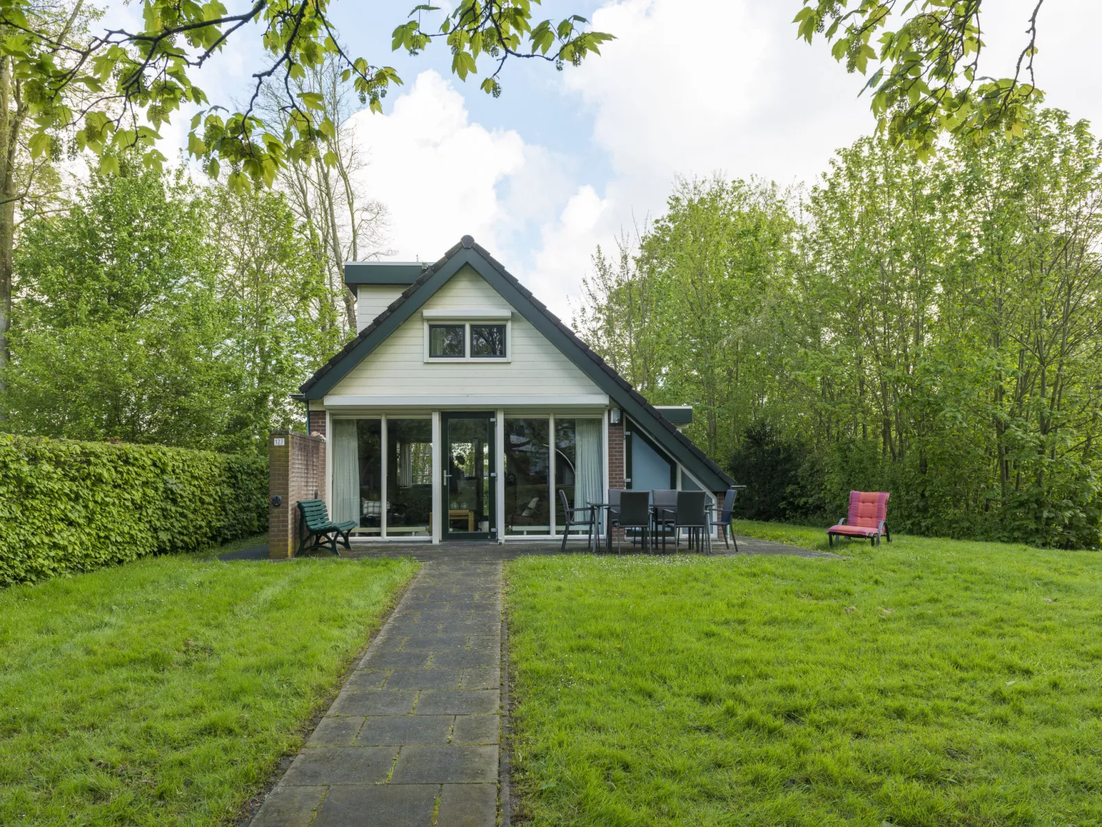De Smokkelaar bg 127-Outside