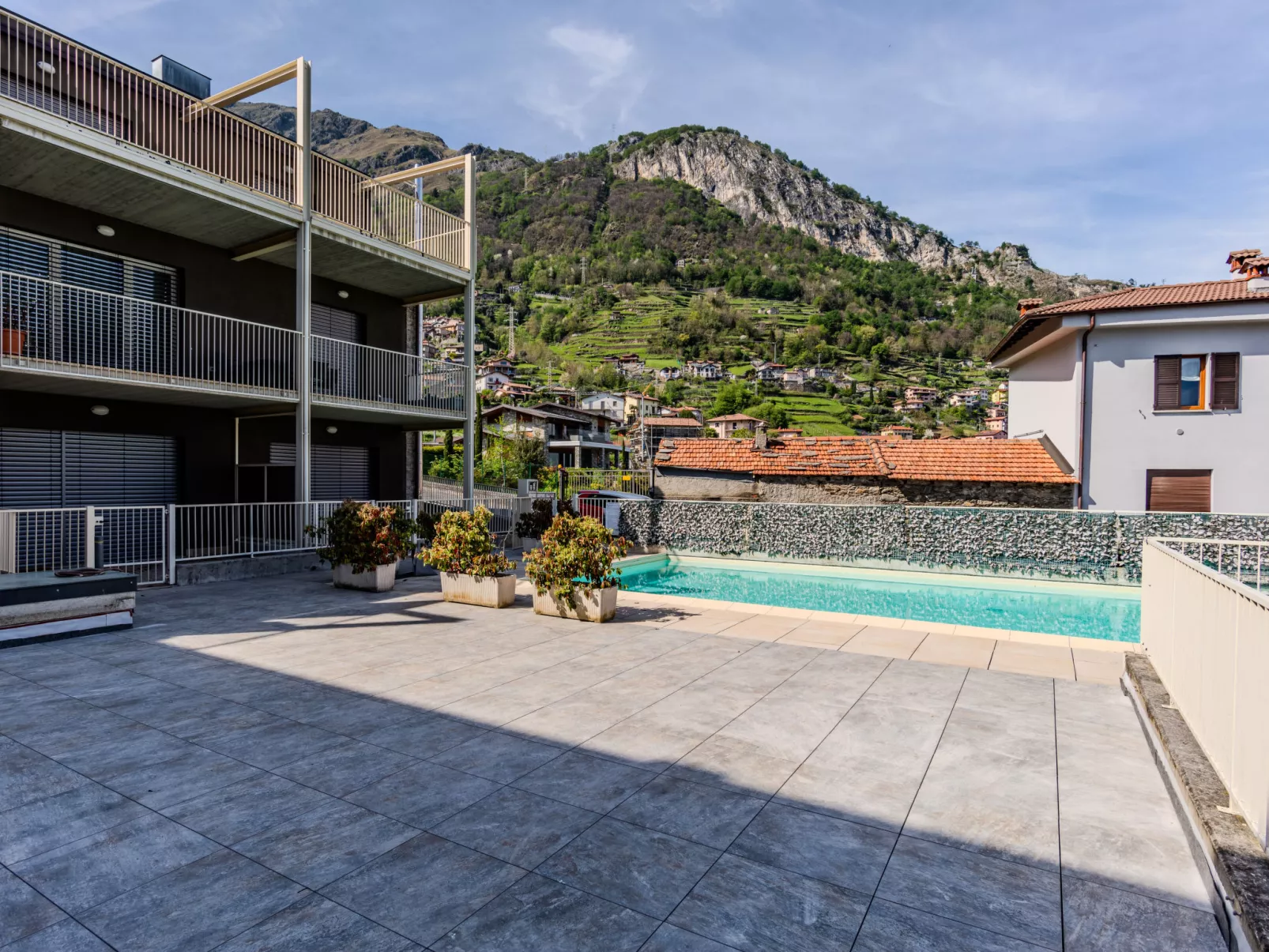 Vista Lago-Outside