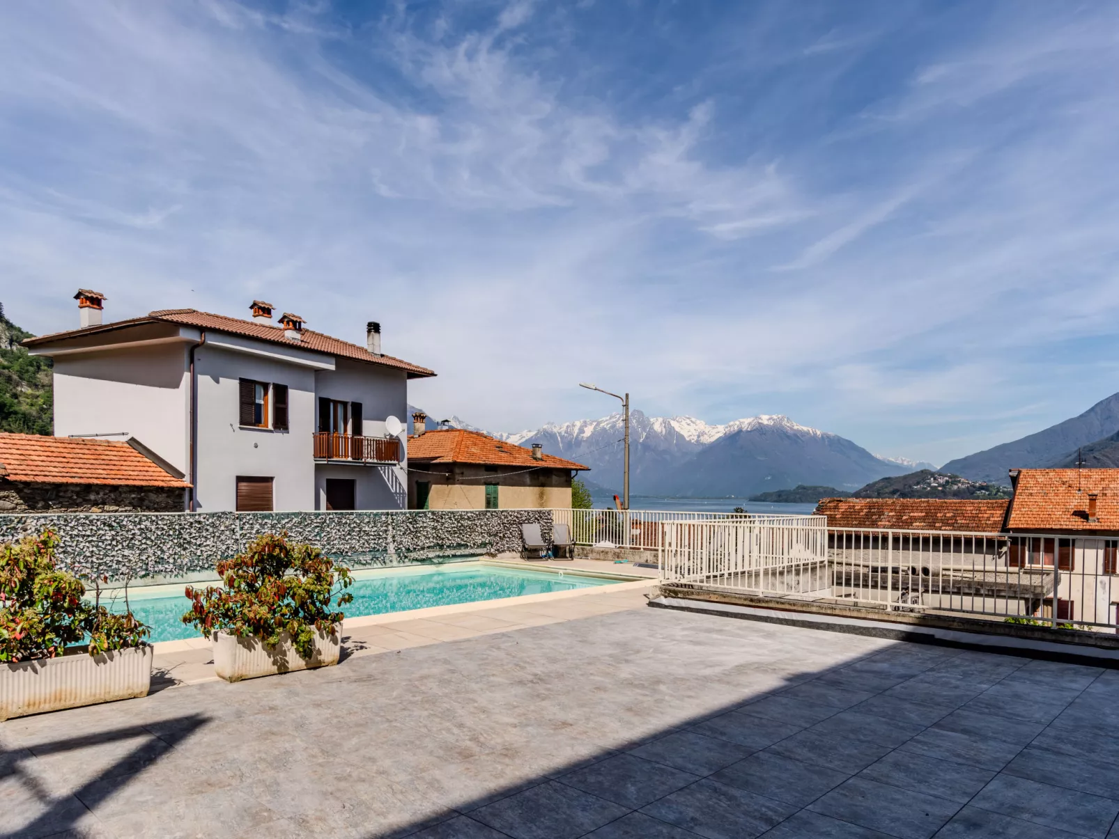 Vista Lago-Outside