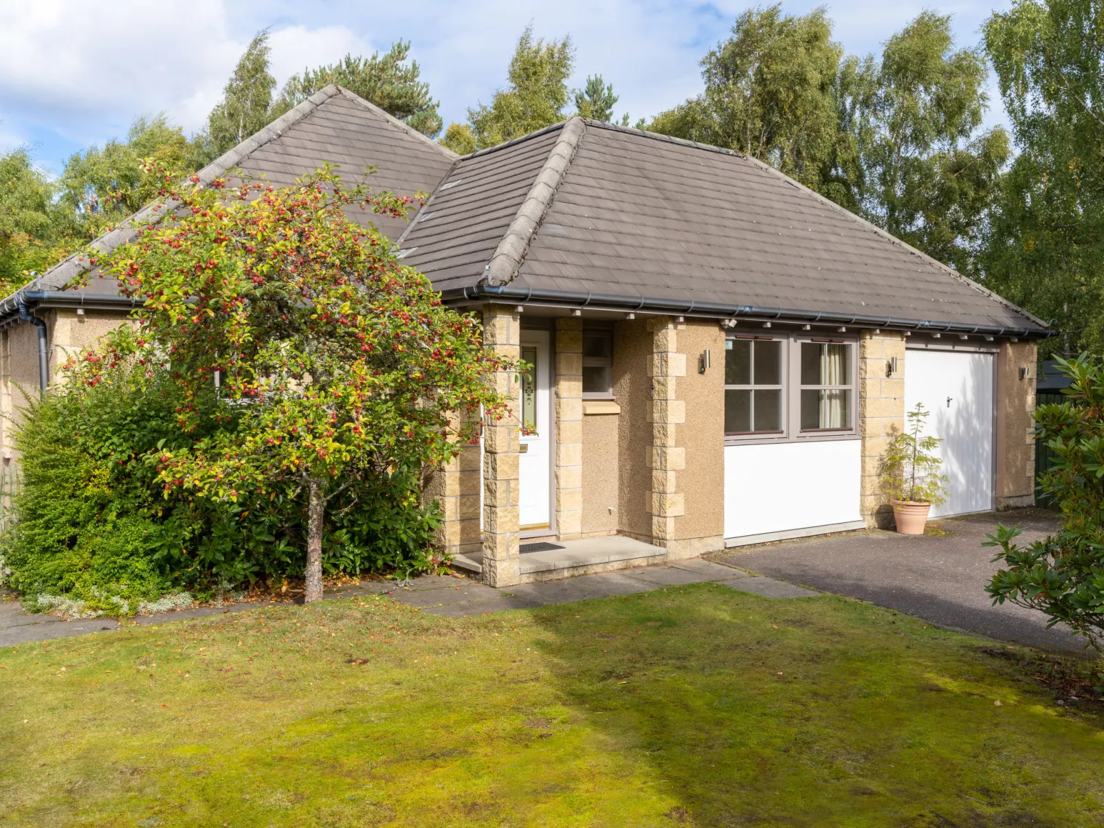 Falcon Lodge-Outside