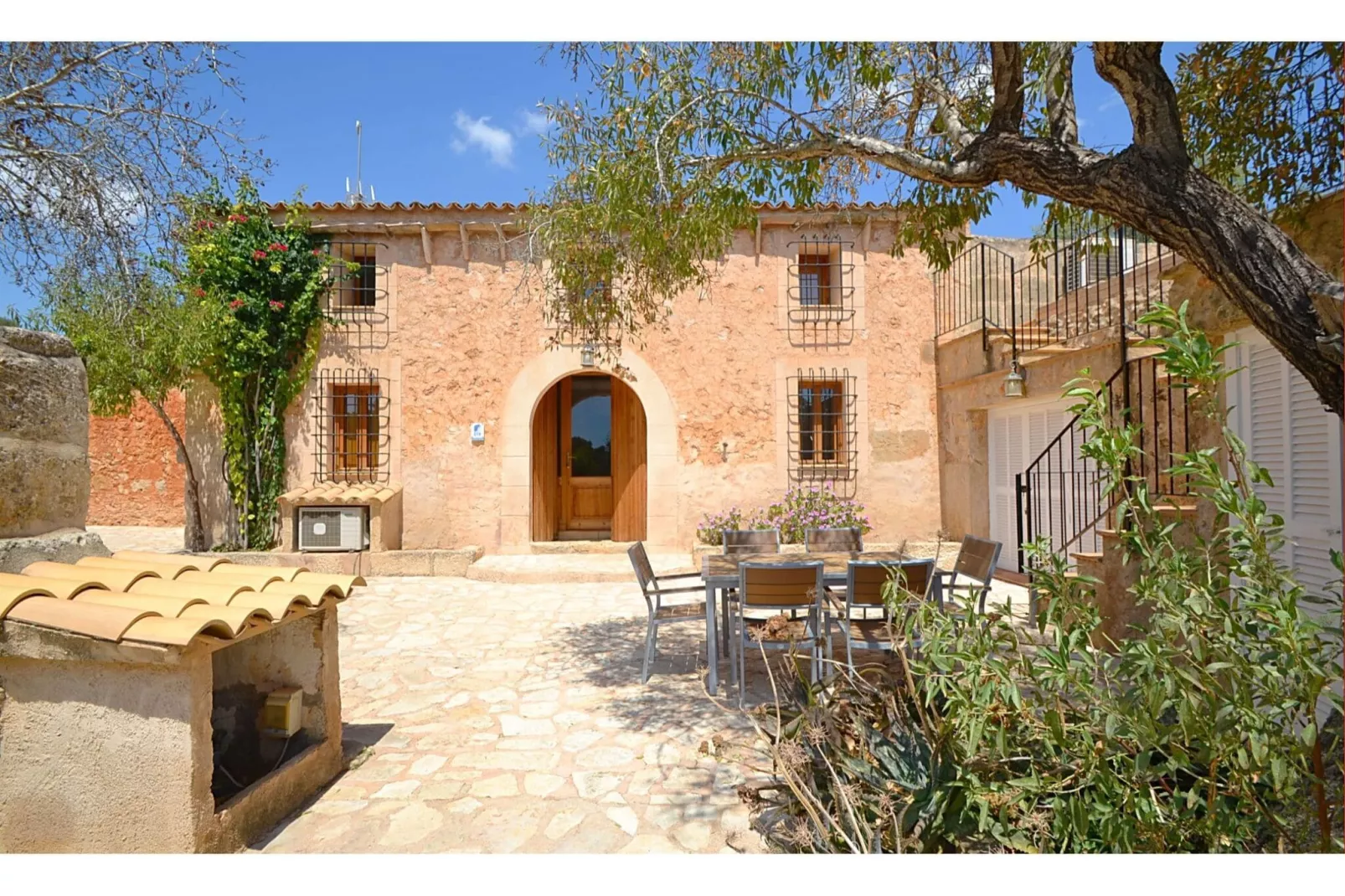 Mascaro-Exterior summer