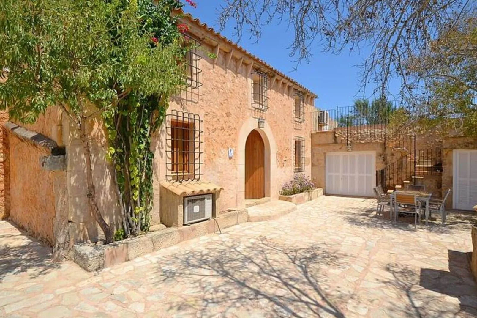 Mascaro-Exterior summer