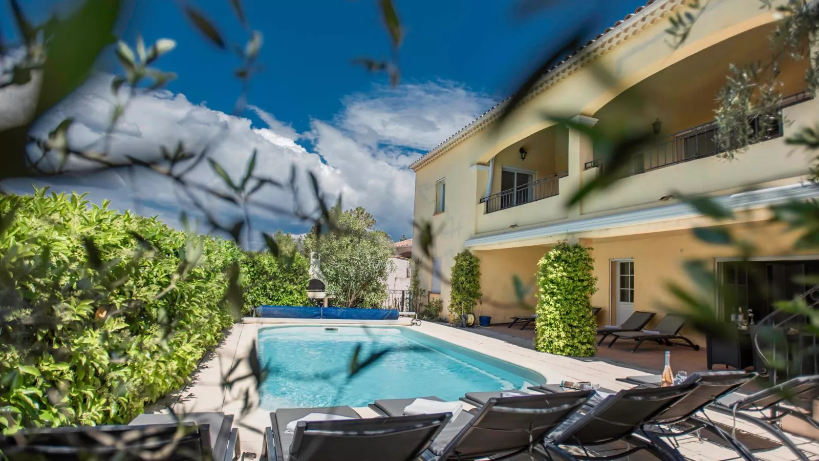 La grande Parure-Exterior summer