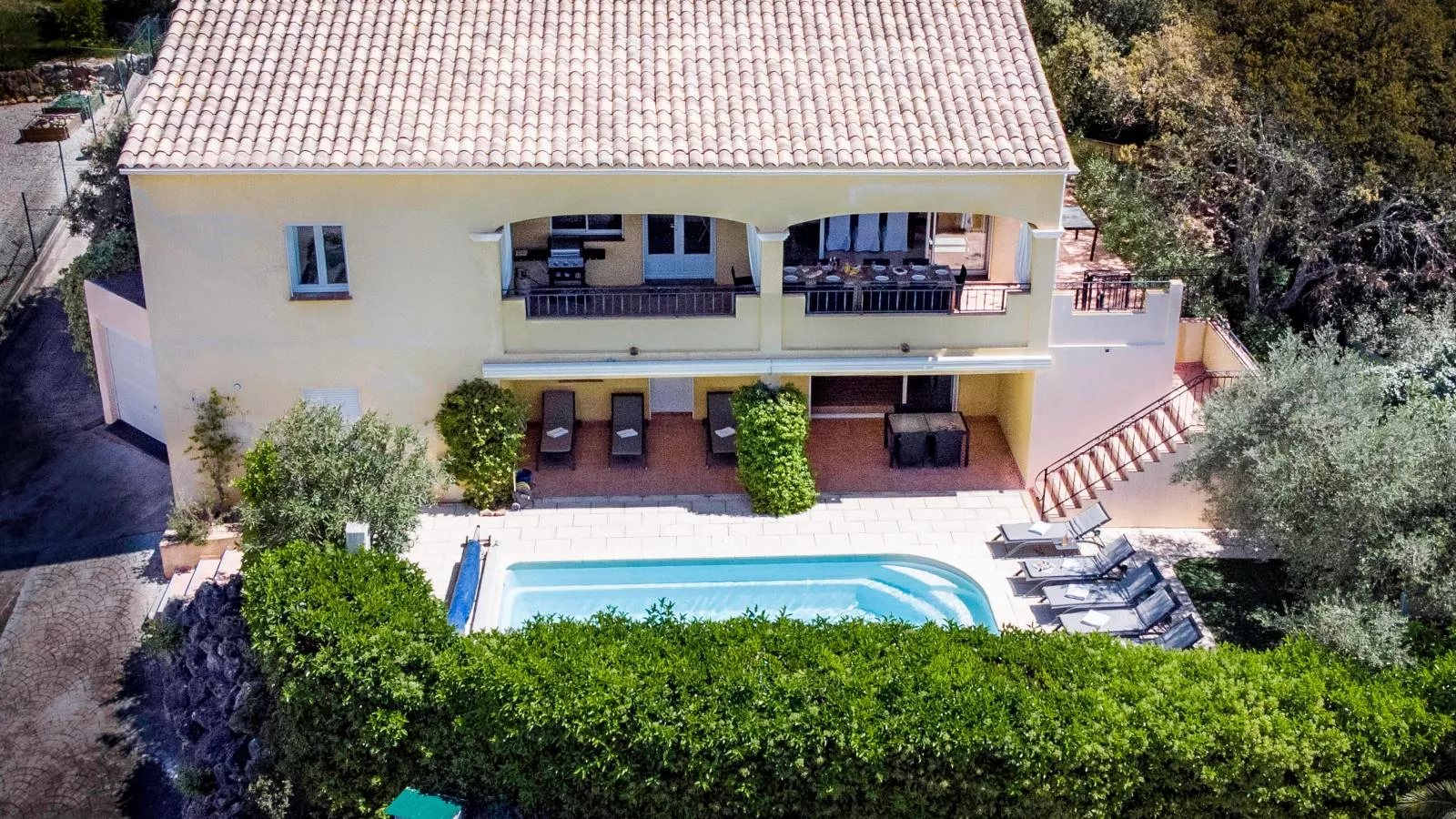 La grande Parure-Exterior summer