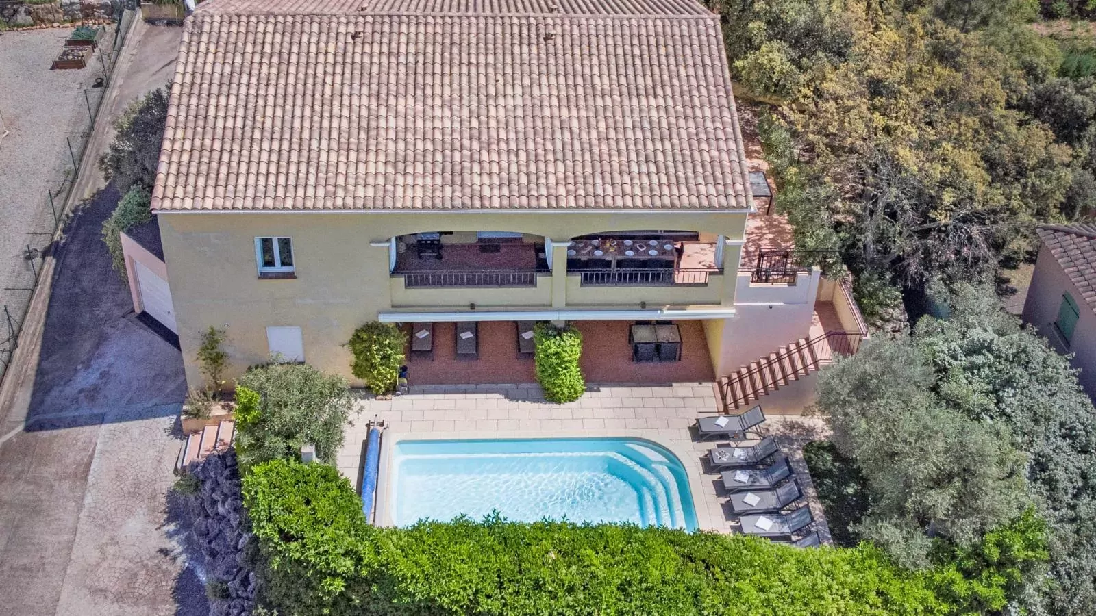 La grande Parure-Exterior summer
