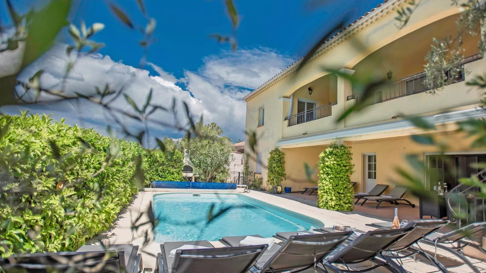 La Parure-Exterior summer