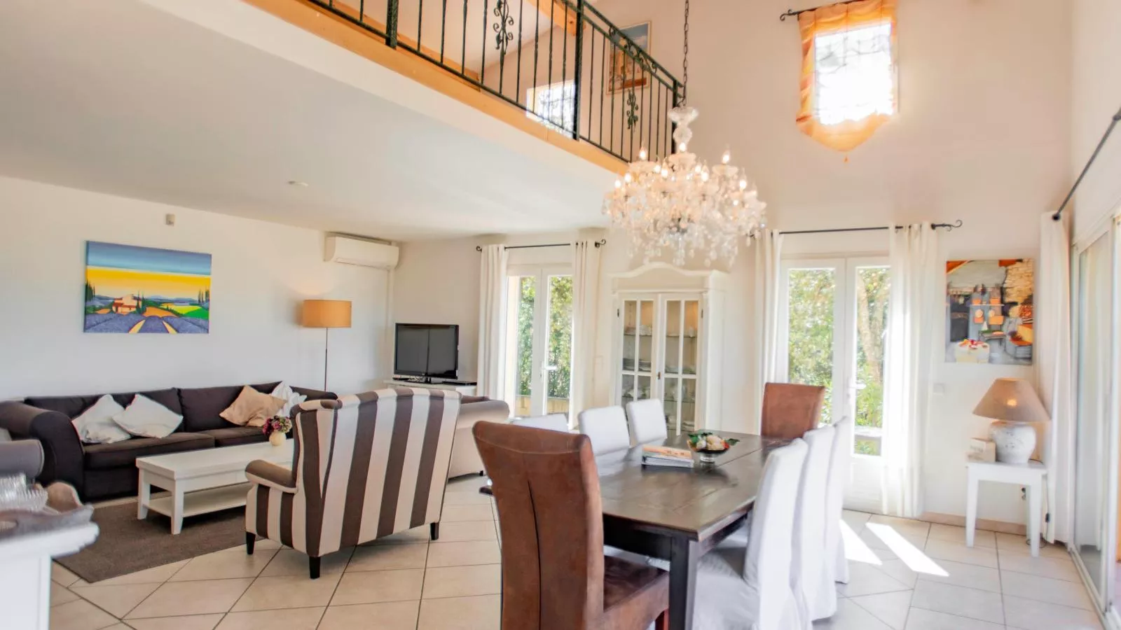 La Parure-Living room