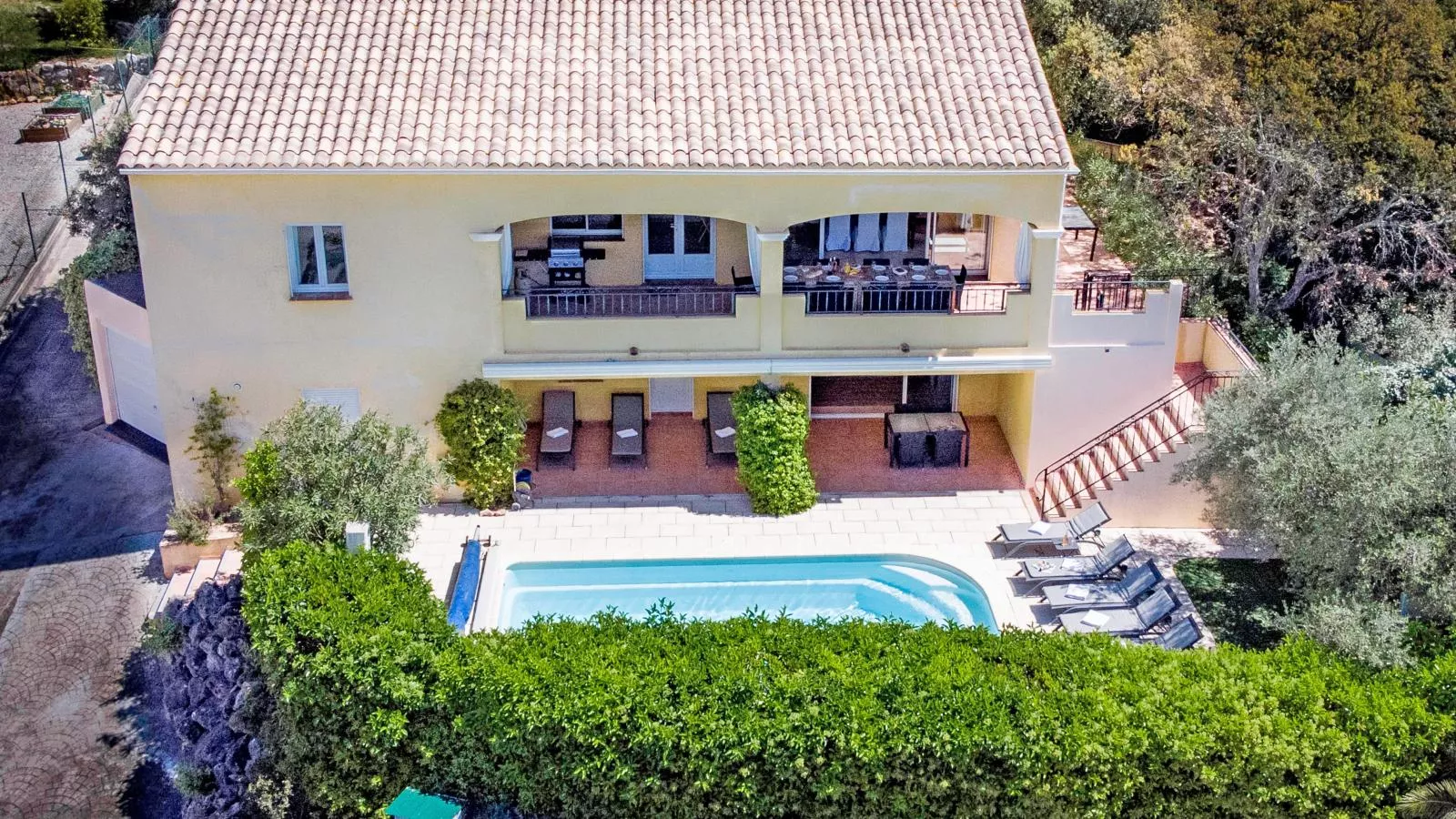 La Parure-Exterior summer