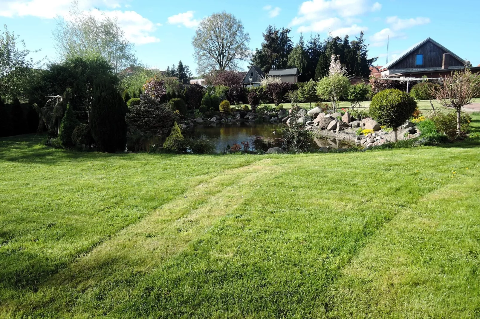 Dom z ogrodem i stawem w Stepnicy-Gardens summer
