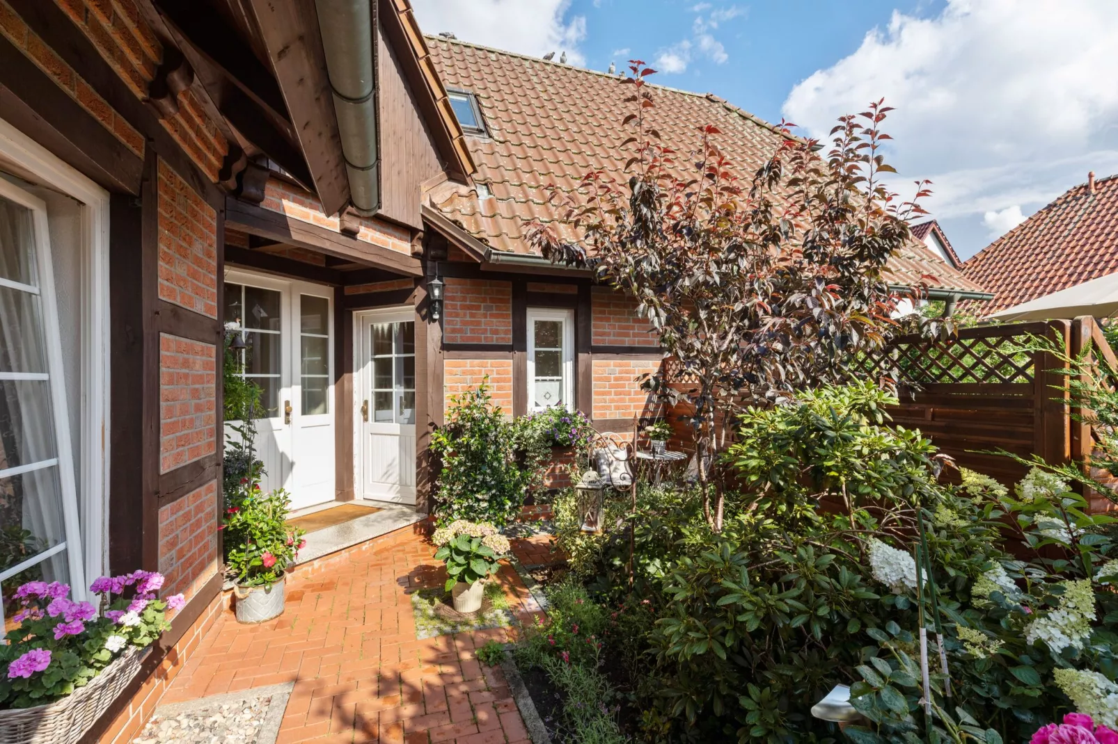 Ferienhaus mit Garten und Terrasse vor Rostock/Warnemünde-Exterior summer