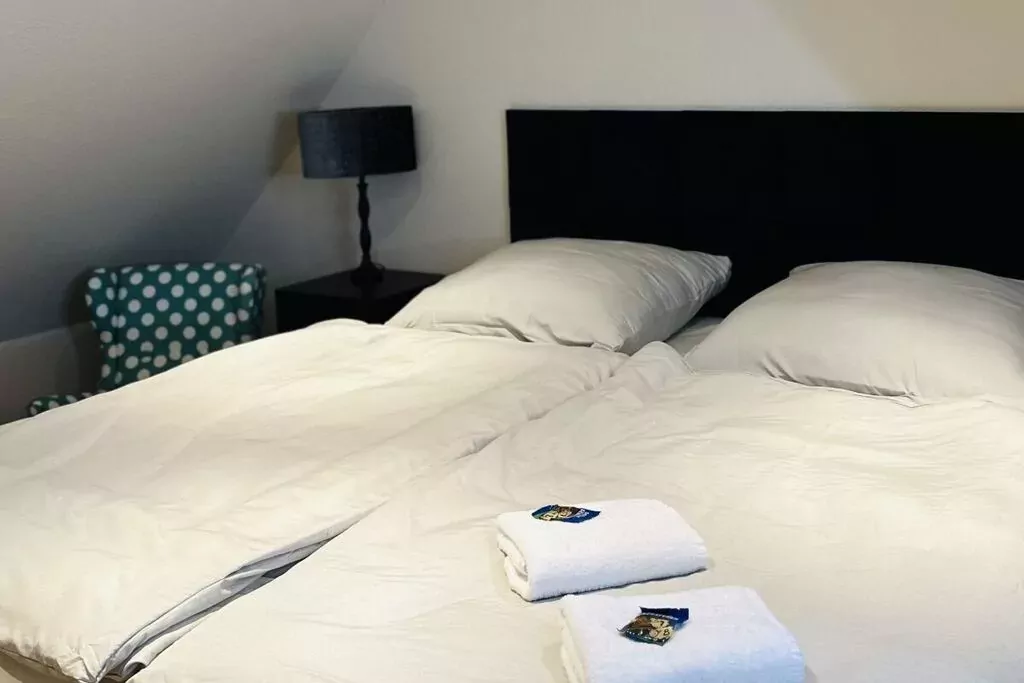 453084-Bedroom