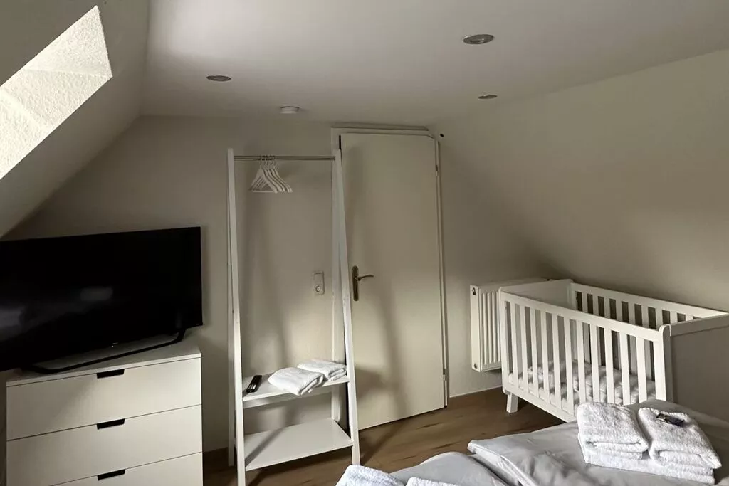 453084-Bedroom