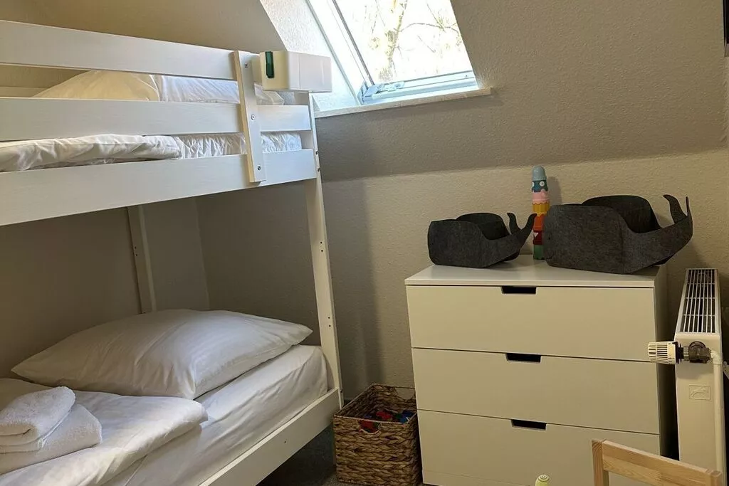 453084-Bedroom
