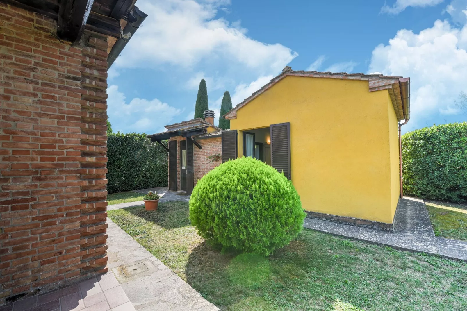Chiaradue-Exterior summer