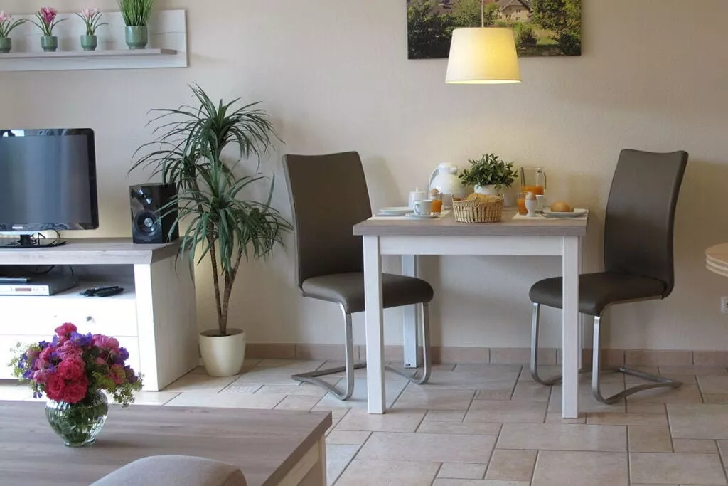 15822-Dining room