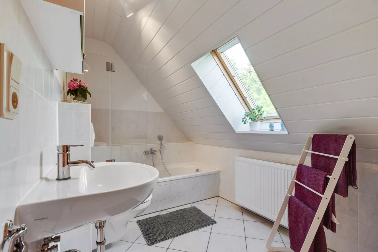 Ferienhaus mit Garten und Terrasse vor Rostock/Warnemünde-Bathroom