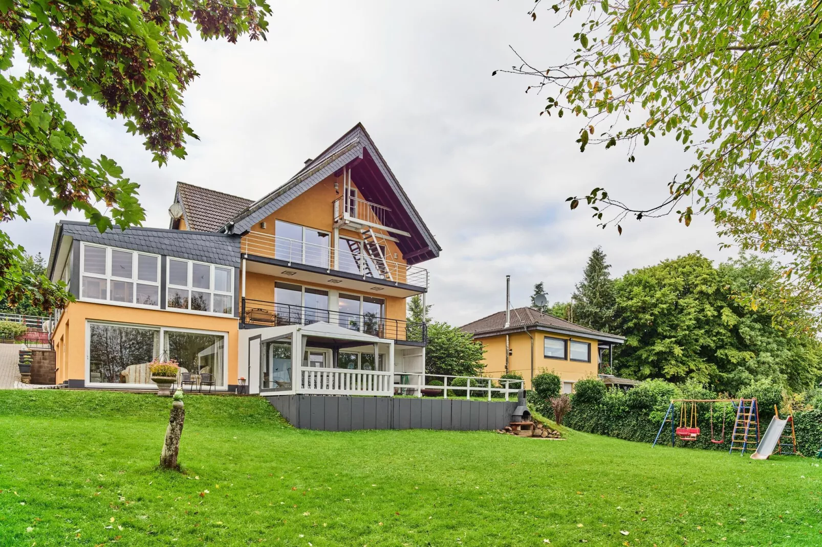 Haus Eifelsonne-Gardens summer