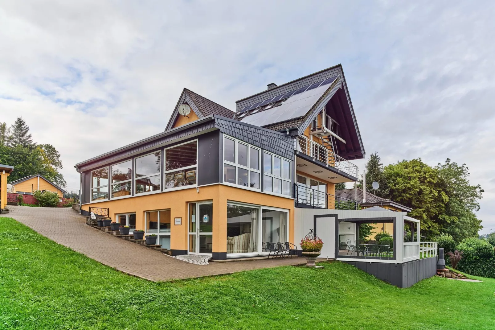 Haus Eifelsonne-Exterior summer