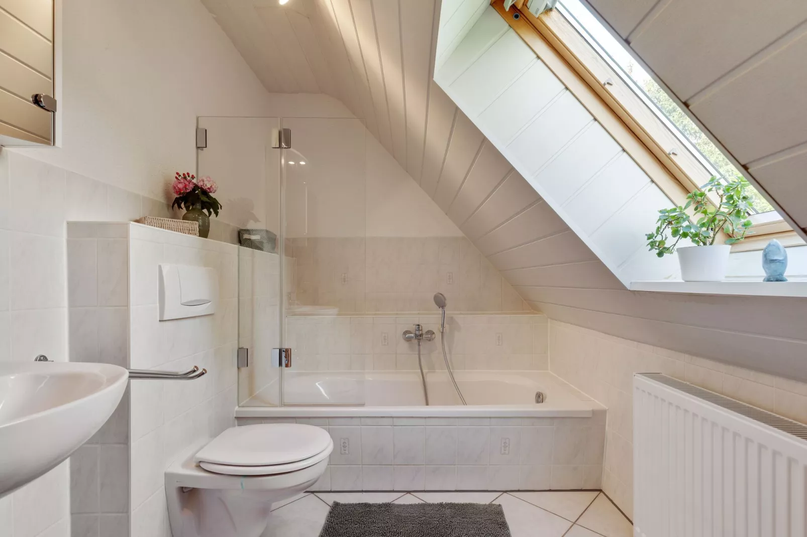 Ferienhaus mit Garten und Terrasse vor Rostock/Warnemünde-Bathroom