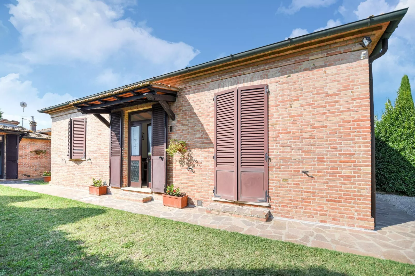 Chiaraquattro-Exterior summer