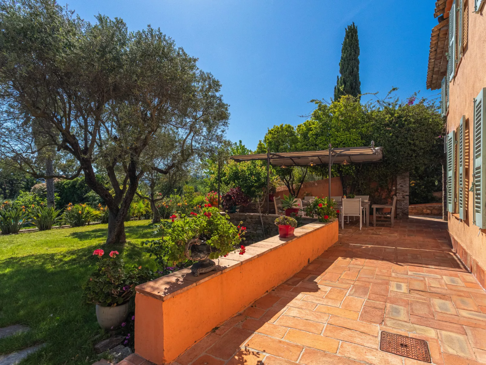 Le Clos du Pierredon-Outside