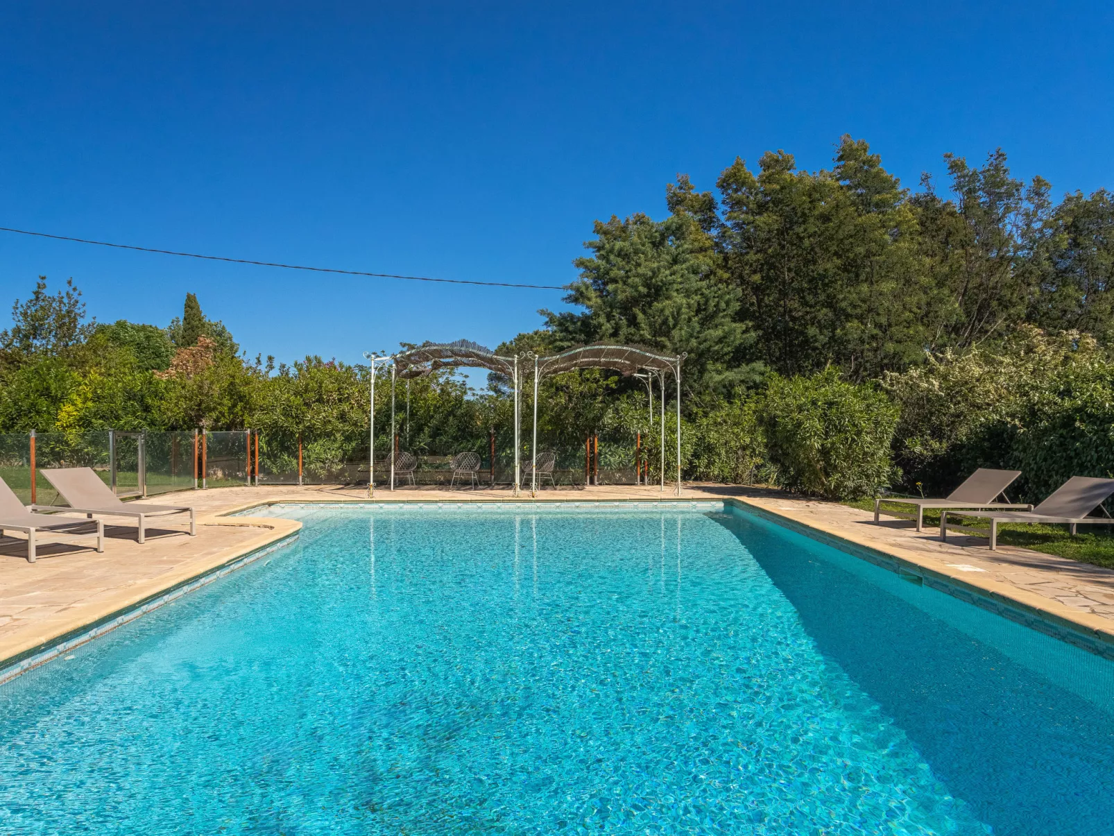 Le Clos du Pierredon-Outside