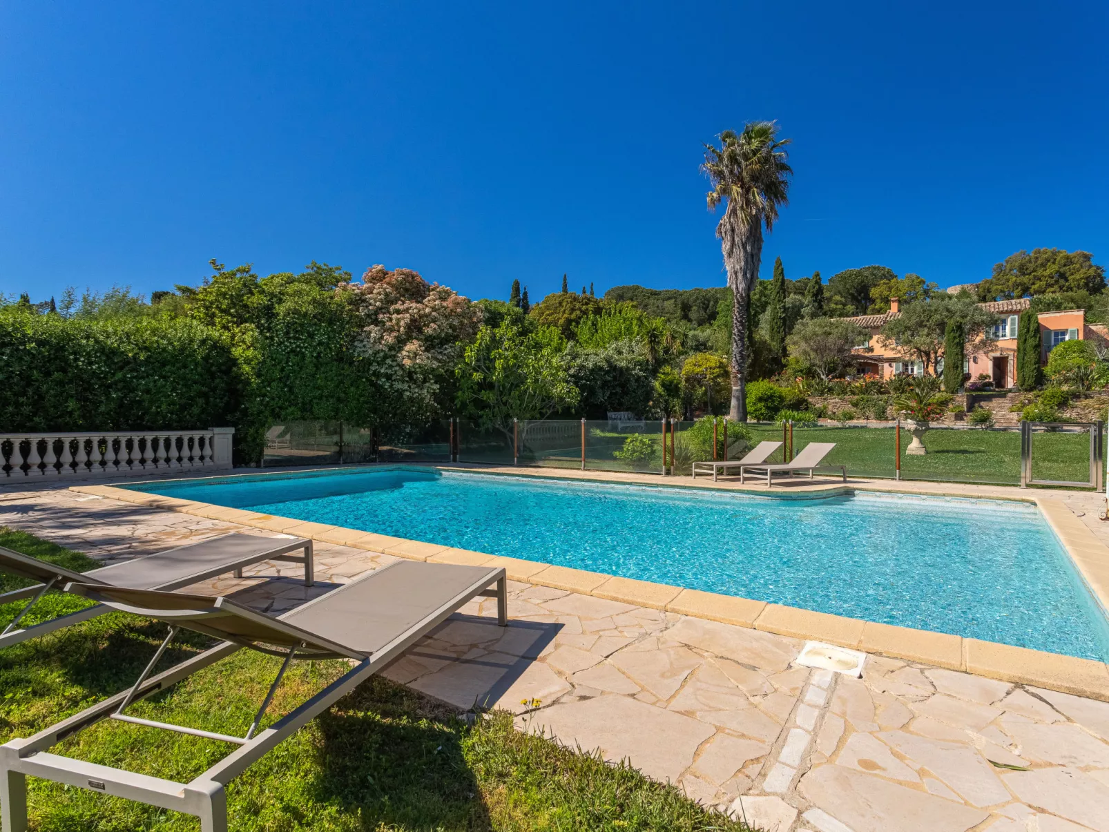 Le Clos du Pierredon-Outside