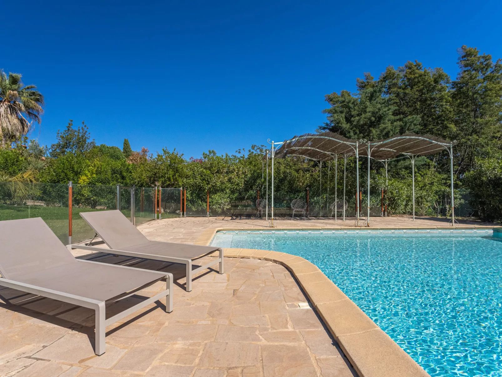 Le Clos du Pierredon-Outside