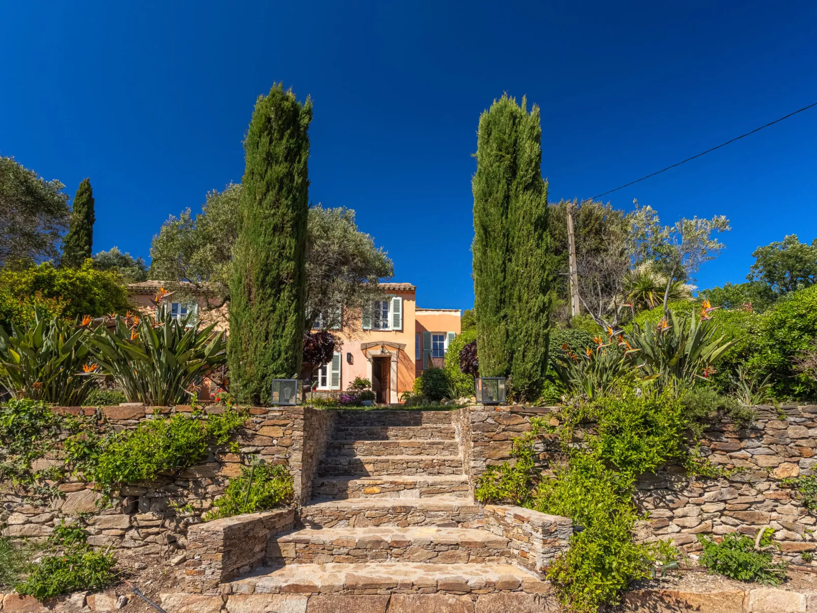 Le Clos du Pierredon-Outside