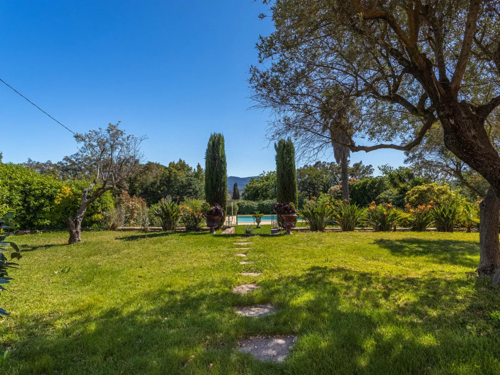 Le Clos du Pierredon-Outside