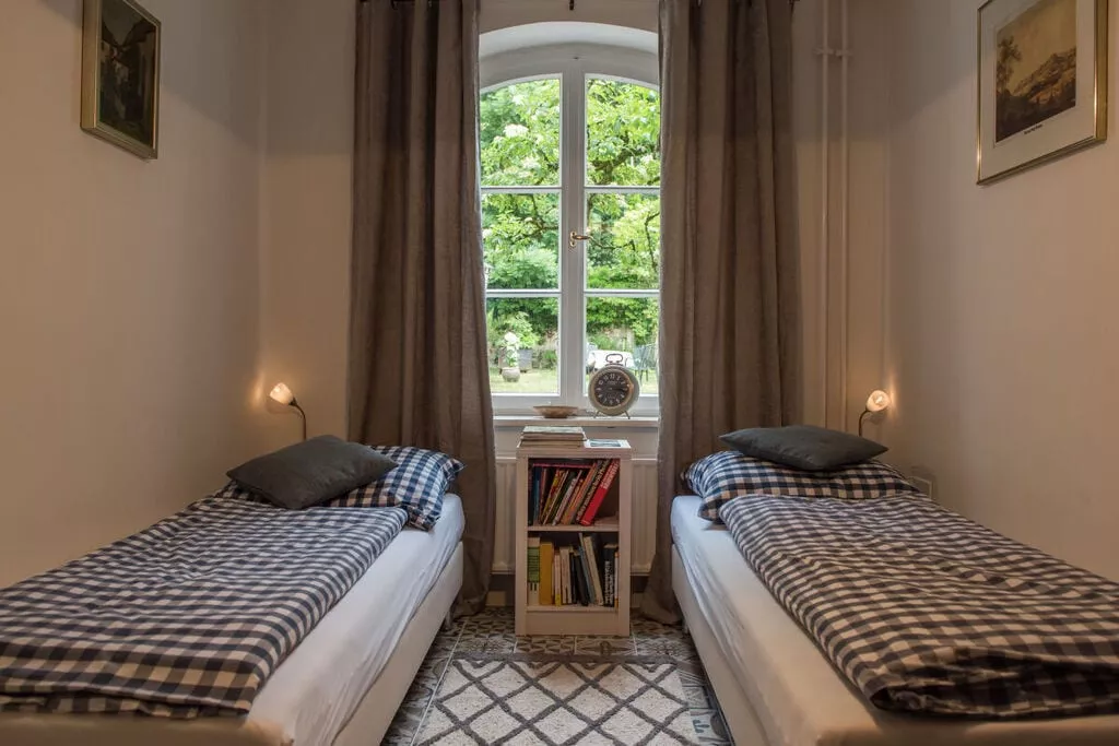376682-Bedroom