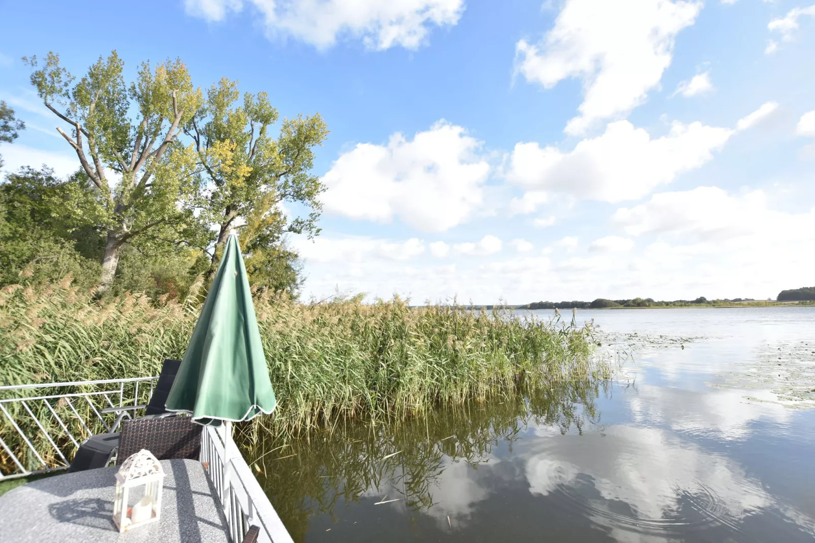 Bootshaus direkt am See mit eigenem Steg-View summer