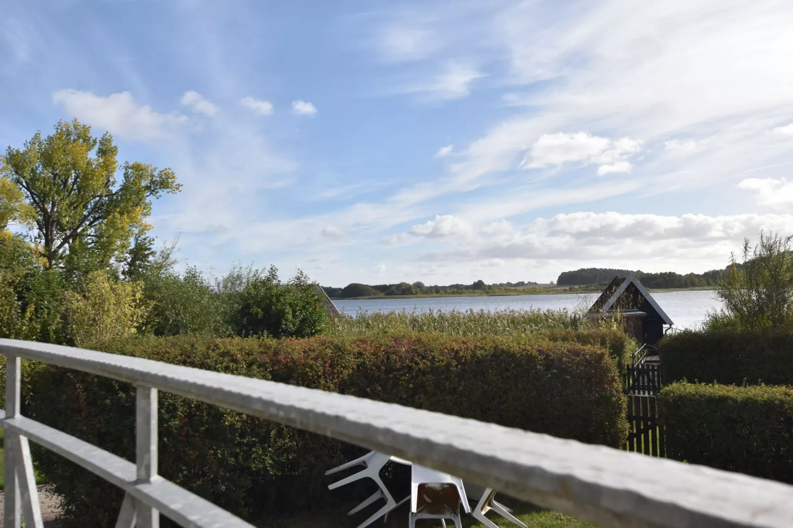 Bootshaus direkt am See mit eigenem Steg-Facilities