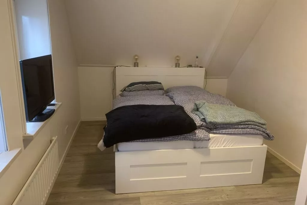 470036-Bedroom