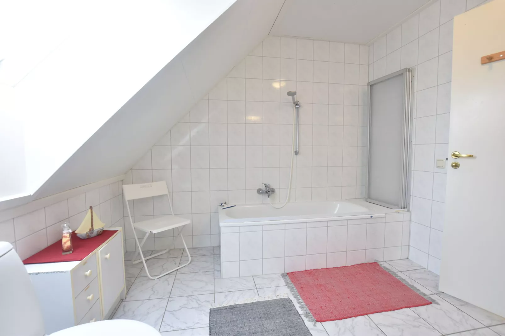 Kühlungsblick im Schwedenhaus-Bathroom