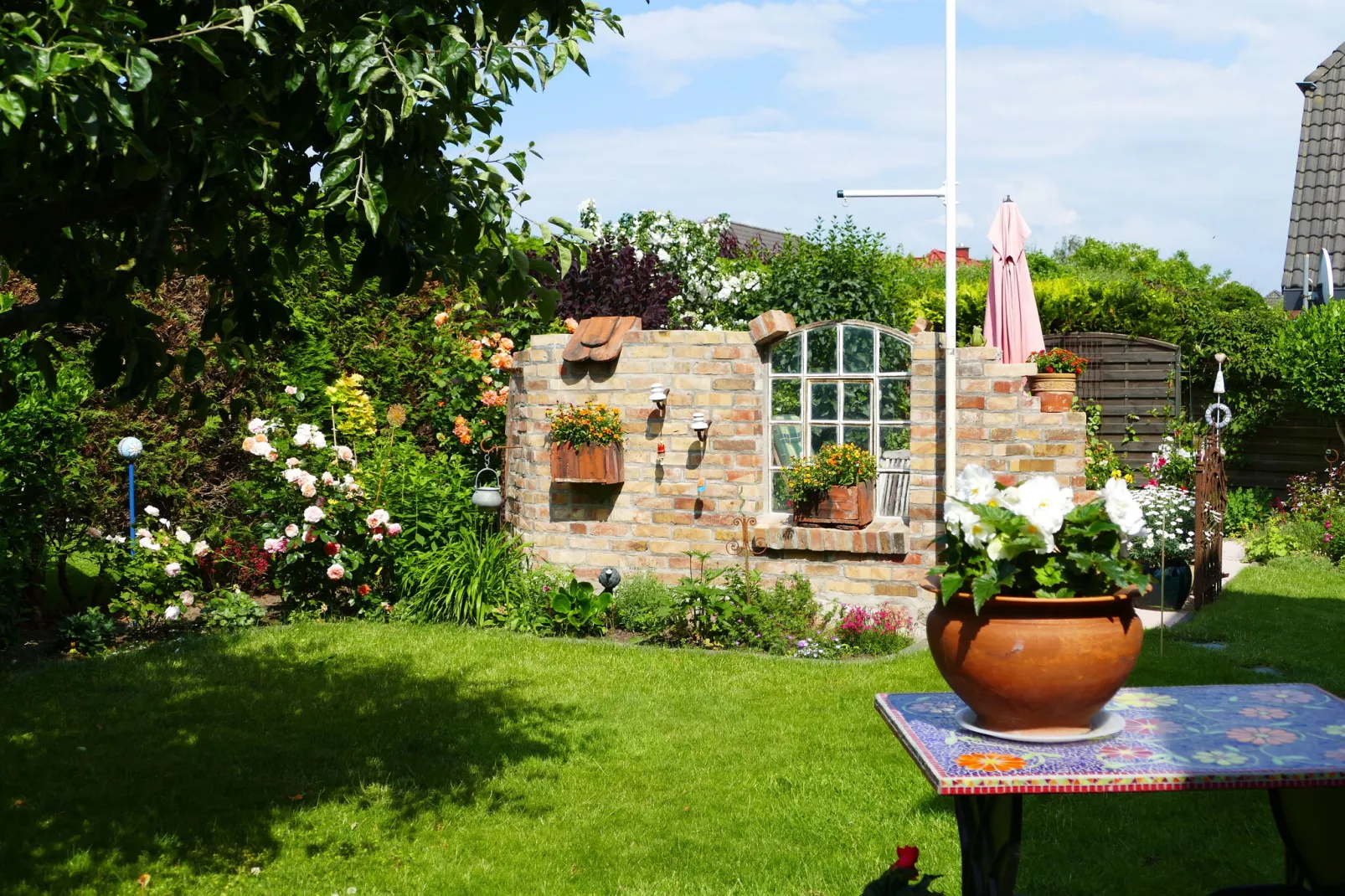 Schwalbenring nahe Karls Erdbeerhof-Gardens summer