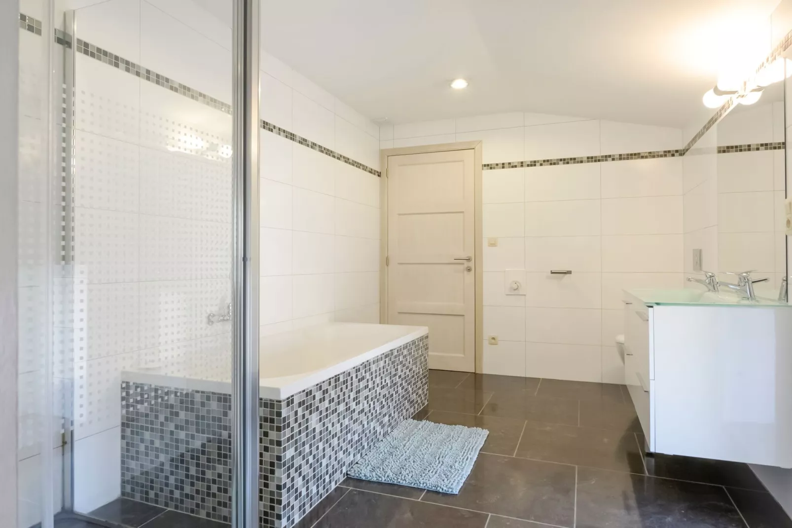 La Brasserie-Bathroom