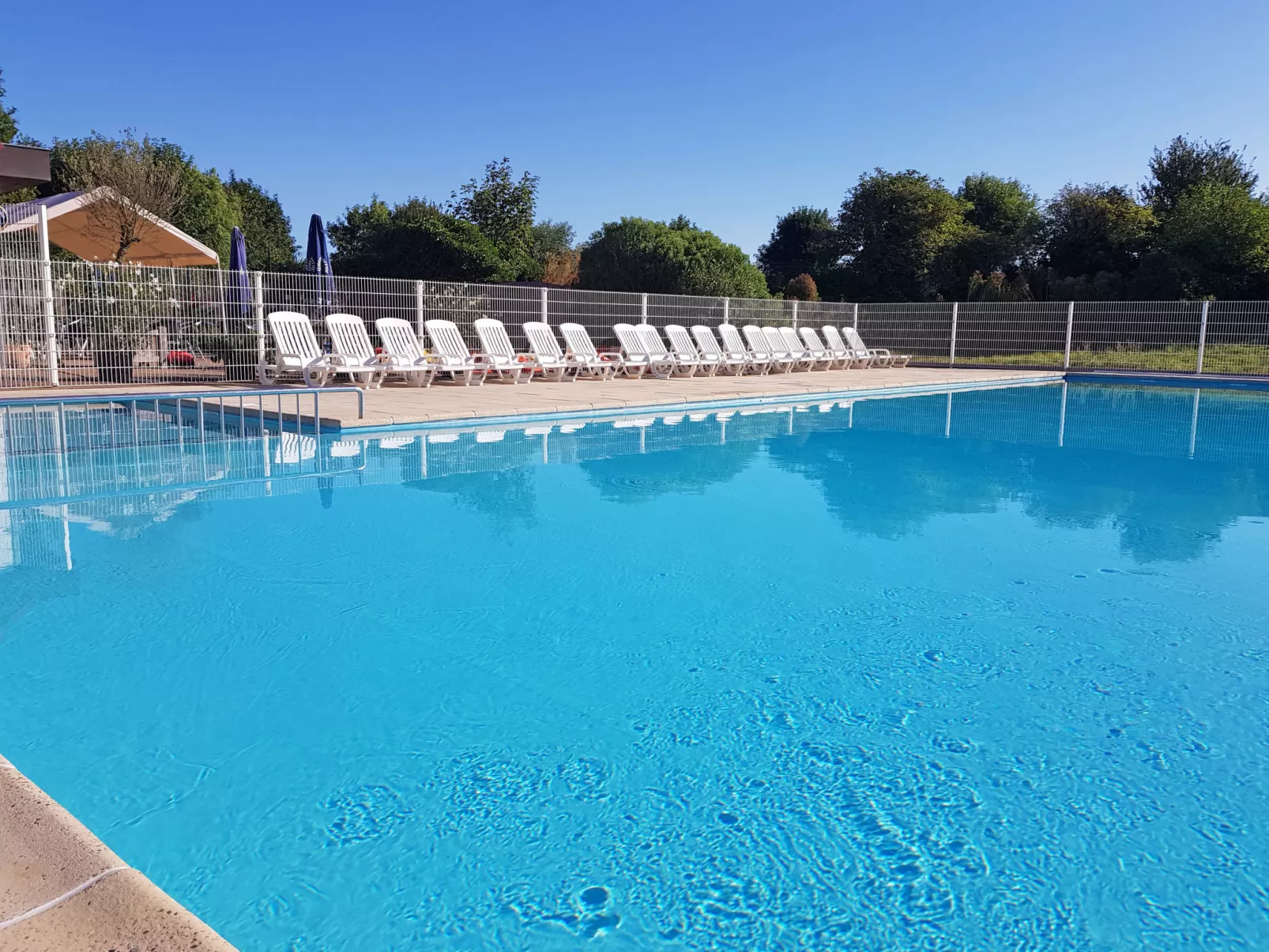 Laya with parking and shared pool-Outside